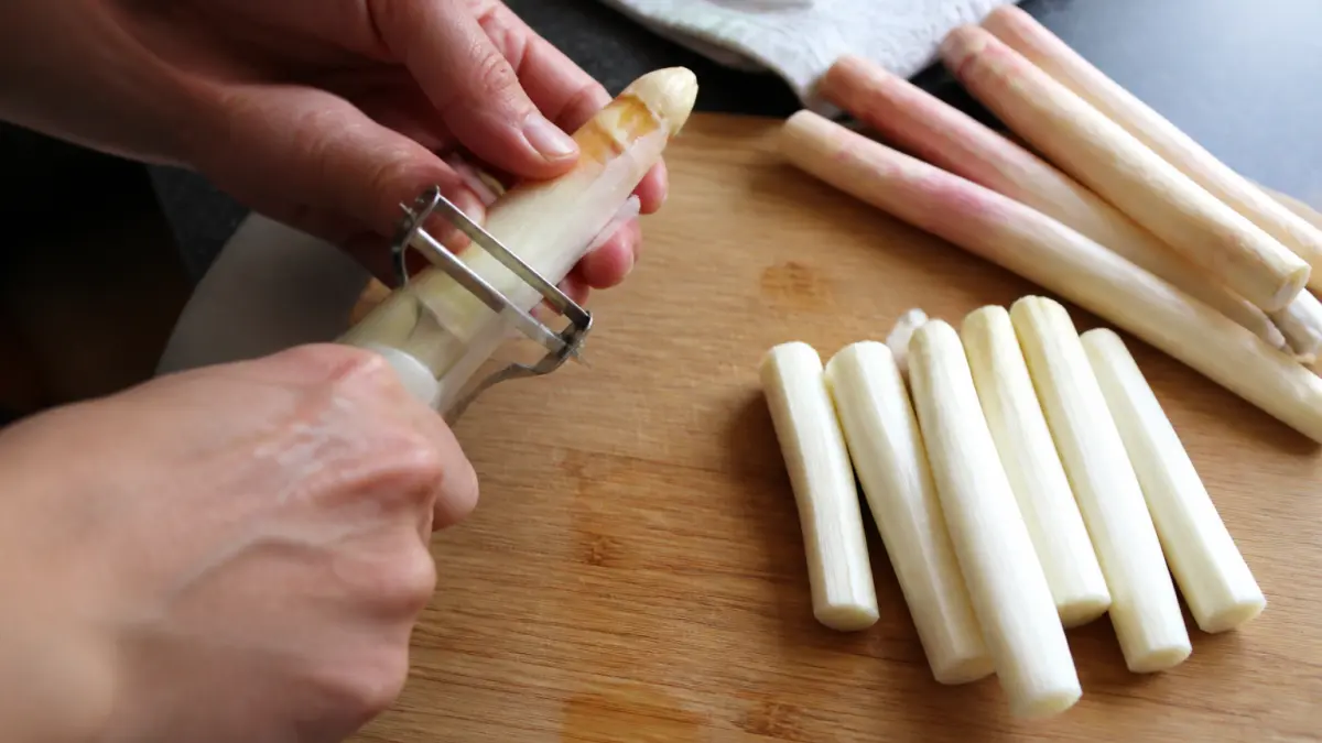 Asperges blanches : épluchage et cuisson, les gestes clés