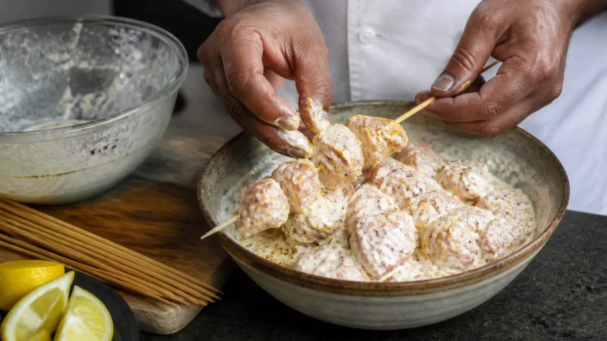 Brochettes de poulet fondantes : le secret d'une marinade irrésistible
