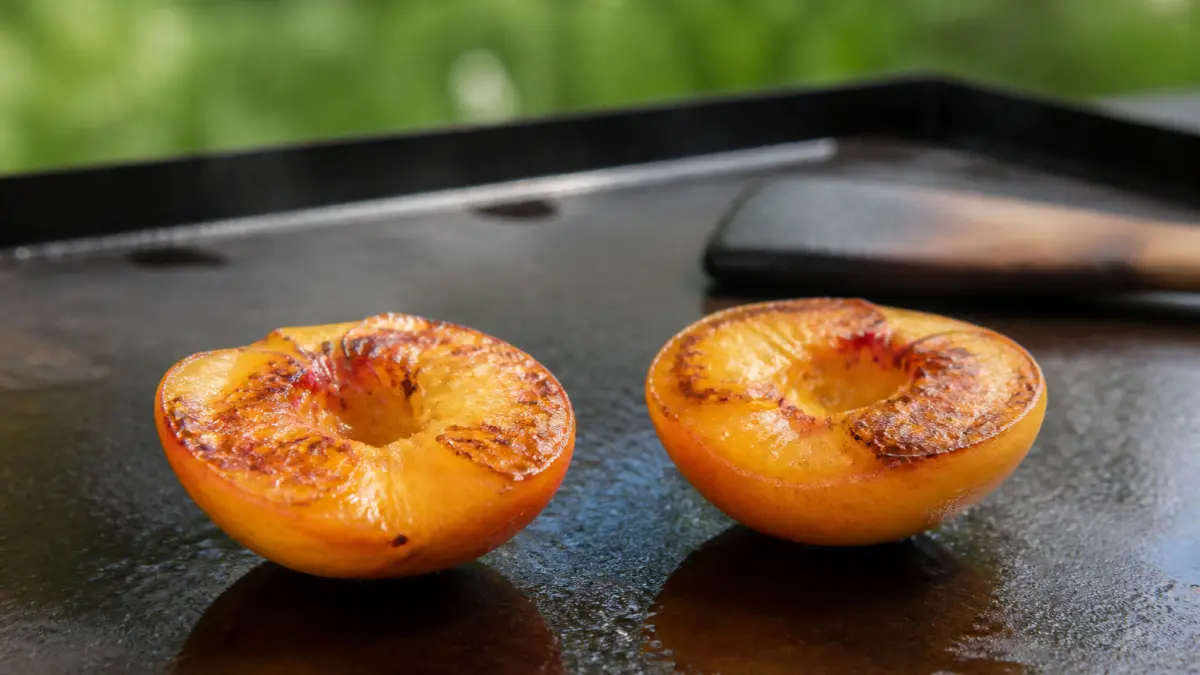 Pêches caramélisées fondantes : le dessert d'été qui ne nécessite pas de four