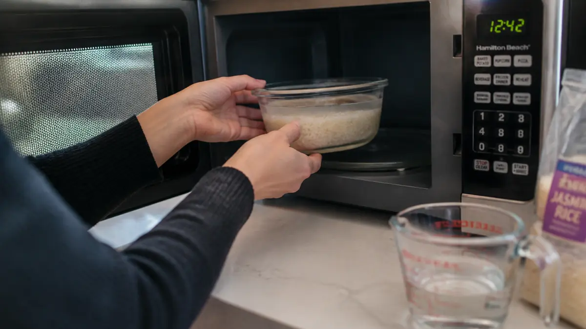Cuire le riz au micro-ondes : rapide et sans risque de débordement