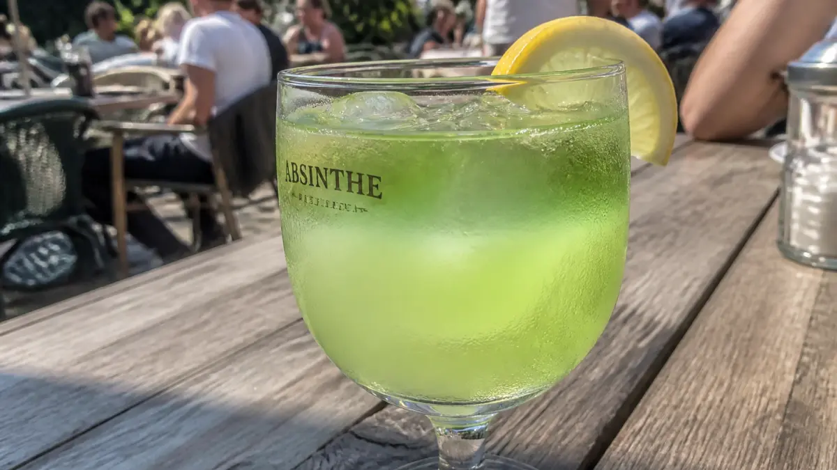 Pourquoi le cocktail perroquet au pastis est-il si rafraîchissant ?